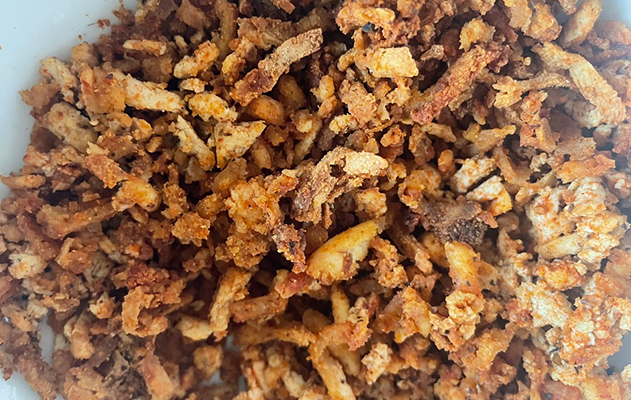 Geraspelter und gewürzter Tofu aus dem Ofen